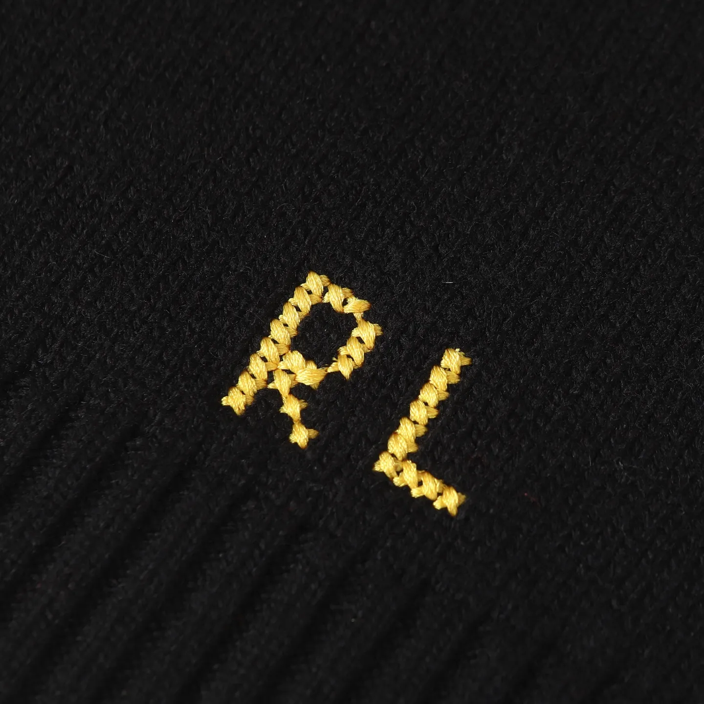 P470 [Wool] Original high-end quality Ralph lauren pol* 2026 early spring latest series! New Year's limited edition bear embroidered sweater, wool blend, soft and comfortable, super warm in autumn and winter! The little bear is wearing a red buttoned jacket and holding a red envelope. It is full of details and full of festive atmosphere. The classic round neck design is casual and versatile, and can be easily worn by both men and women. It is suitable for holiday gifts or daily wear. Exquisite craftsmanship + interesting design make it easy to create a festive look ✨. 3️⃣Personal color! S-M-L3️⃣ code!